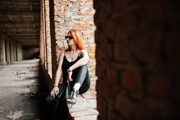 Güneş gözlüğü aşınmaya karşı aba siyah kırmızı saçlı şık kız