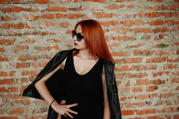Chica de pelo rojo con estilo en gafas de sol usan en negro, contra aba — Foto de Stock