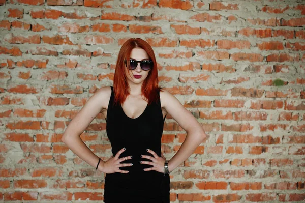 Rood harige stijlvolle meisje in zonnebril slijtage in zwart, tegen aba — Stockfoto
