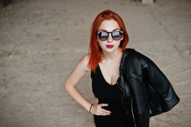 Güneş gözlüğü aşınmaya karşı aba siyah kırmızı saçlı şık kız