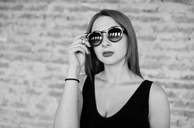 Güneş gözlüğü aşınmaya karşı aba siyah kırmızı saçlı şık kız