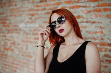 Güneş gözlüğü aşınmaya karşı aba siyah kırmızı saçlı şık kız