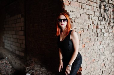Güneş gözlüğü aşınmaya karşı aba siyah kırmızı saçlı şık kız