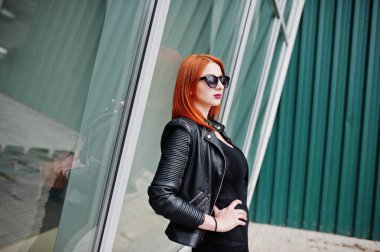 Kırmızı saçlı şık kız lar karşı siyah güneş gözlüğü aşınmaya