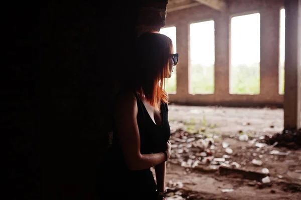 Vörös hajú stílusos lány, fekete, aba ellen napszemüveget hord — Stock Fotó