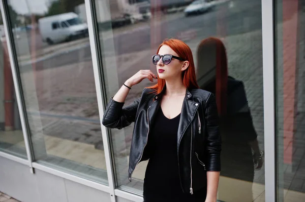 Chica de pelo rojo con estilo en gafas de sol usan en negro, contra el cuello — Foto de Stock