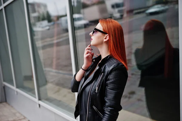 Chica de pelo rojo con estilo en gafas de sol usan en negro, contra el cuello —  Fotos de Stock