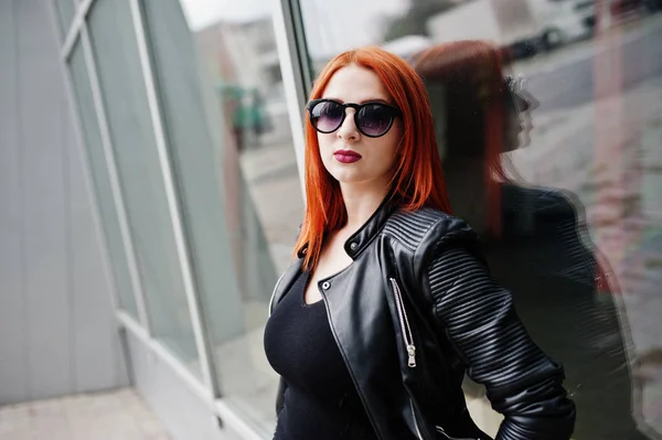 Chica de pelo rojo con estilo en gafas de sol usan en negro, contra el cuello — Foto de Stock