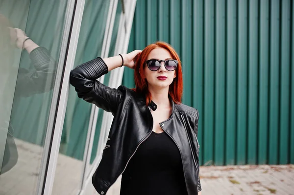 Rothaarige stylische Mädchen mit Sonnenbrille tragen in schwarz, gegen lar — Stockfoto