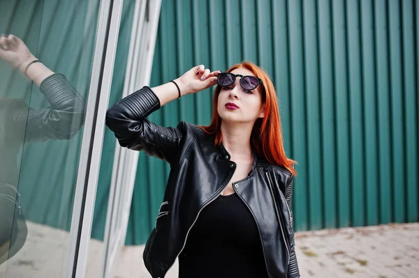 Chica de pelo rojo con estilo en gafas de sol usan en negro, contra el cuello — Foto de Stock