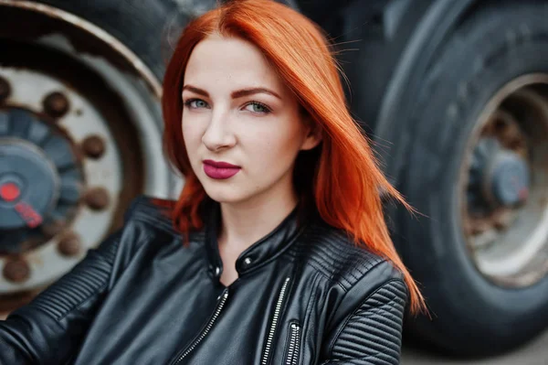 Vestido de niña elegante de pelo rojo en negro, sentado contra grandes tru — Foto de Stock