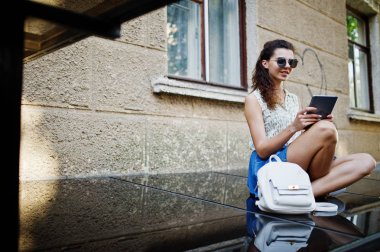 Kot etek, bluz ve sunglass kıvırcık şık kız giyim