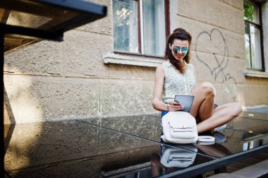 Kot etek, bluz ve sunglass kıvırcık şık kız giyim