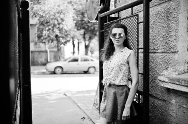 Kot etek, bluz ve sunglass kıvırcık şık kız giyim