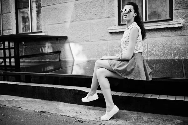 Kudrnatá stylová holka opotřebení na džínách sukni, blůzu a Lupa — Stock fotografie