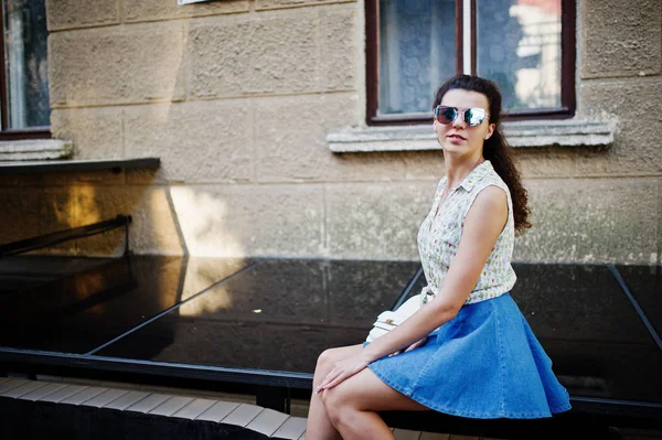 Vestido de niña con estilo rizado en falda vaqueros azules, blusa y gafas de sol —  Fotos de Stock