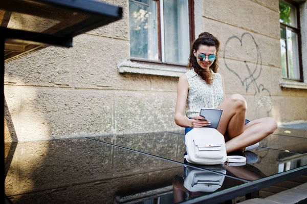 Kot etek, bluz ve sunglass kıvırcık şık kız giyim