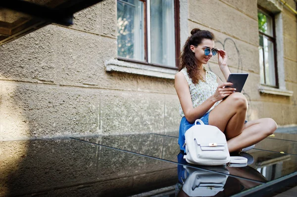 Kot etek, bluz ve sunglass kıvırcık şık kız giyim