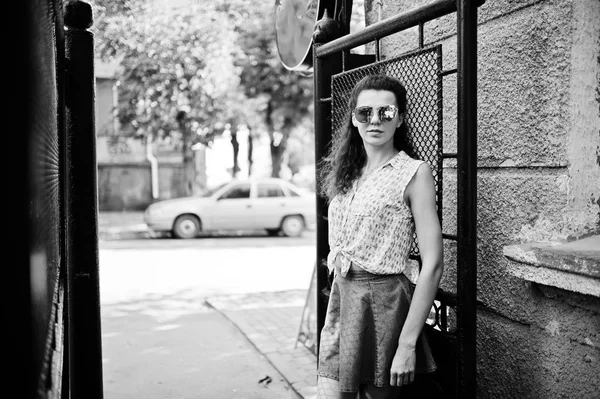 Kot etek, bluz ve sunglass kıvırcık şık kız giyim