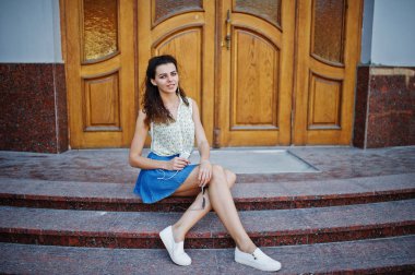 Kıvırcık şık kız giyim kot etek, bluz ve yamaç