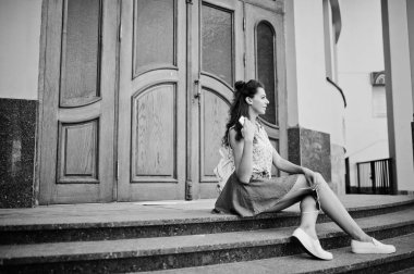 Kıvırcık şık kız giyim kot etek, bluz ve yamaç