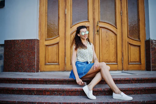 Vestido de niña con estilo rizado en falda vaqueros azules, blusa y listenin — Foto de Stock