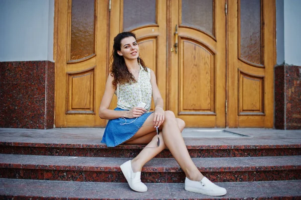 Vestido de niña con estilo rizado en falda vaqueros azules, blusa y listenin — Foto de Stock