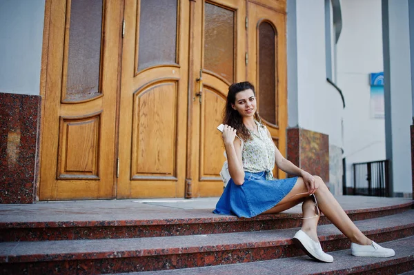 Curly elegante menina desgaste na saia jeans azul, blusa e listenin — Fotografia de Stock