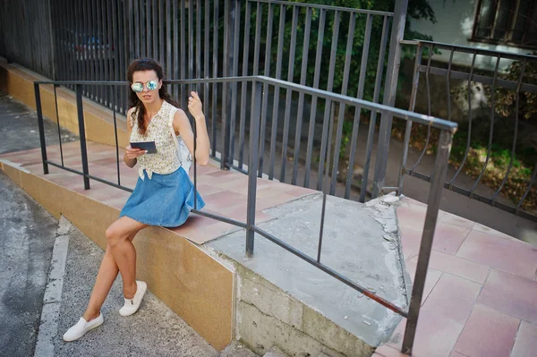 Vestido de niña con estilo rizado en falda vaqueros azules, blusa con tableta —  Fotos de Stock