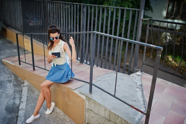 Lockiges stylisches Mädchen trägt blauen Jeansrock, Bluse mit Tablet — Stockfoto