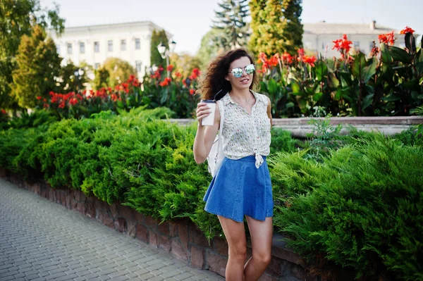 Lockiges stylisches Mädchen trägt blauen Jeansrock, Bluse und Brille — Stockfoto