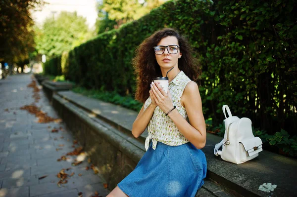 Kıvırcık şık kız giyim kot etek, bluz ve gözlük 