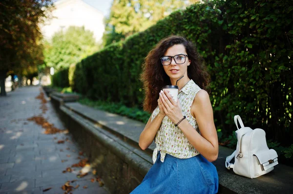 Vestido de niña con estilo rizado en falda vaqueros azules, blusa y gafas —  Fotos de Stock