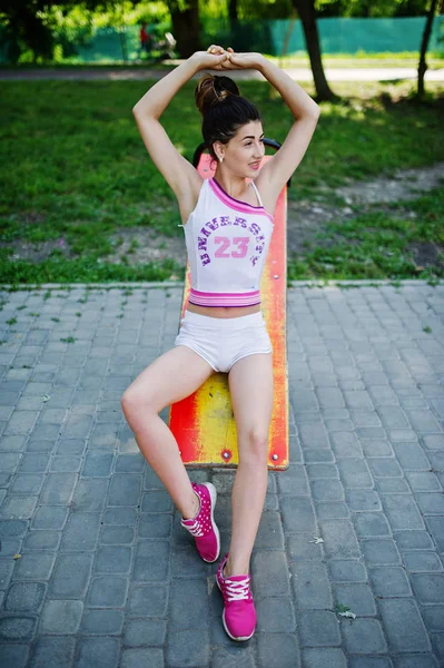 Spor kız sim Tarih egzersizleri yapıyor beyaz şort ve gömlek giymek