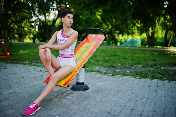 Esporte menina desgaste no branco shorts ans camisa fazendo exercícios no sim — Fotografia de Stock