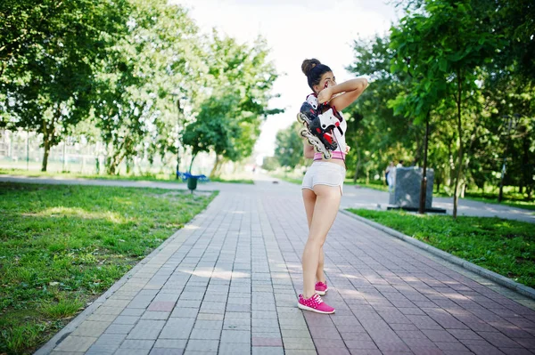 스포츠 소녀에서 롤러 스케이트와 흰색 반바지 ans 셔츠에 착용 — 스톡 사진