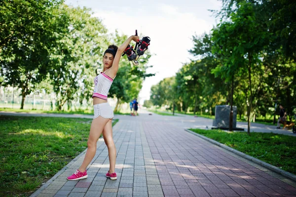 Sportmädchen trägt weiße Shorts und Hemd mit Rollschuhen bei — Stockfoto