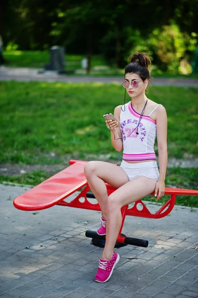 Spor kız sim Tarih egzersizleri yapıyor beyaz şort ve gömlek giymek