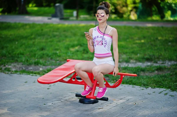 Sportmädchen tragen weiße Shorts und Hemd bei Übungen auf sim — Stockfoto