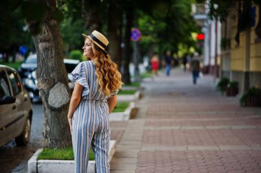 Çizgili genel pos çok çekici genç bir kadın portresi