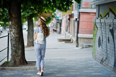 Çizgili genel şapkasıyla poz içinde güzel bir model portresi