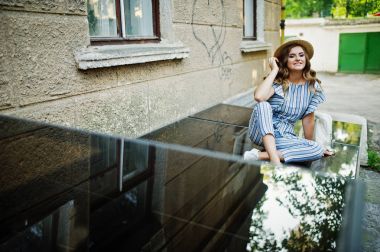 Genel olarak çizgili giyen muhteşem bir genç kadın portresi ve h