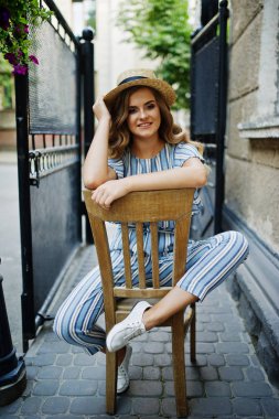 Çizgili genel ve şapka sı muhteşem bir genç kadın portresi