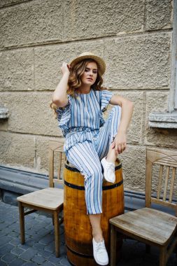 Çizgili genel poz içinde yakışıklı bir genç kadının portresi