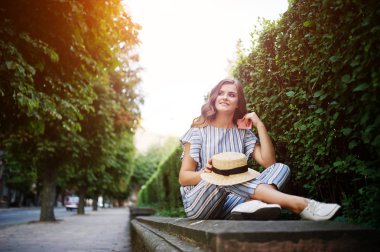 Çizgili genel defada çarpıcı bir genç kadının portresi