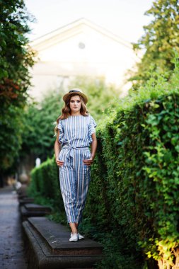 Çizgili genel üzerinde yürüme muhteşem bir genç kadının portresi