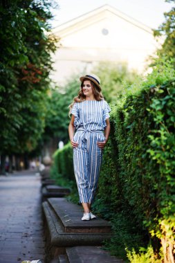 Çizgili genel üzerinde yürüme muhteşem bir genç kadının portresi