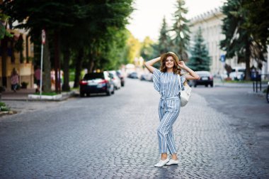 Çizgili genel şapkasıyla poz içinde güzel bir model portresi