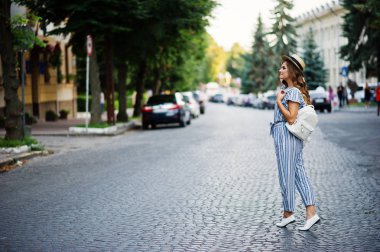 Çizgili genel şapkasıyla poz içinde güzel bir model portresi