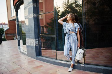 Güzel genç bir kadın çizgili genel ve sarı portresi